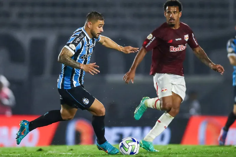 Jo&atilde;o Pedro com a bola no confronto entre RB Bragantino e Gr&ecirc;mio, em Bragan&ccedil;a Paulista/SP pelo Campeonato Brasileiro 2023