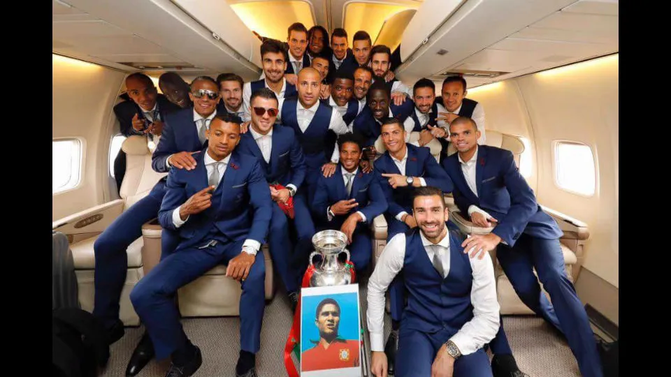Os campe&otilde;es n&atilde;o se esqueceram de seu maior antepassado: Eus&eacute;bio, o pai da sele&ccedil;&atilde;o portuguesa