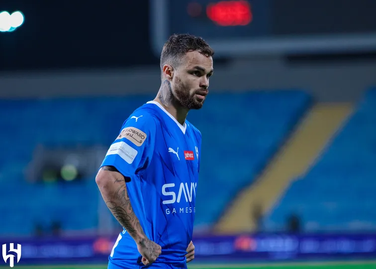 Foto: (Reprodu&ccedil;&atilde;o/Twitter/@Alhilal_FC) - Michael brilhou na classifica&ccedil;&atilde;o do Al-Hilal na Copa do Rei Saudita diante do Al-Taawoun