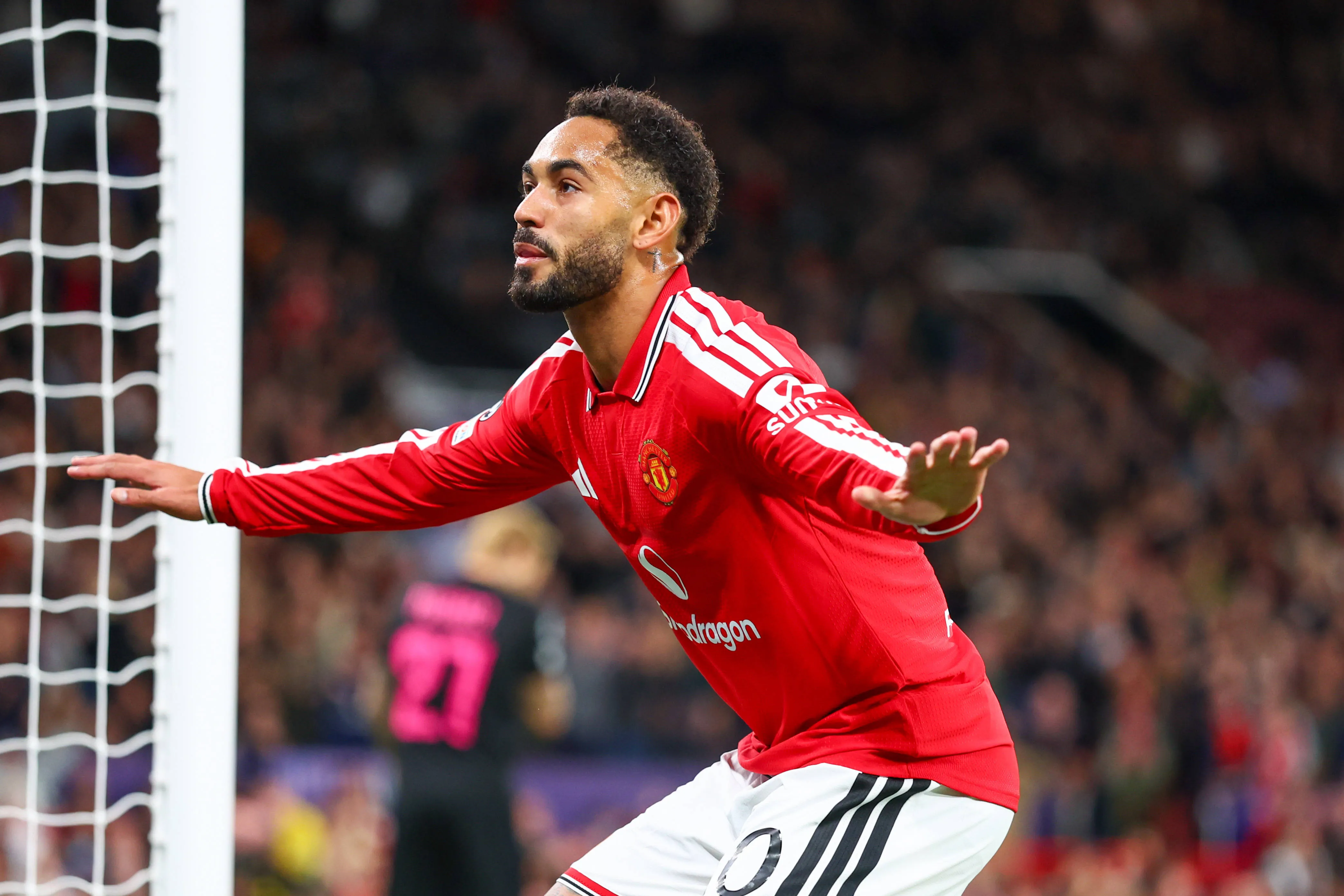 Matheus Cunha comemora primeiro gol pelo Manchester United 
