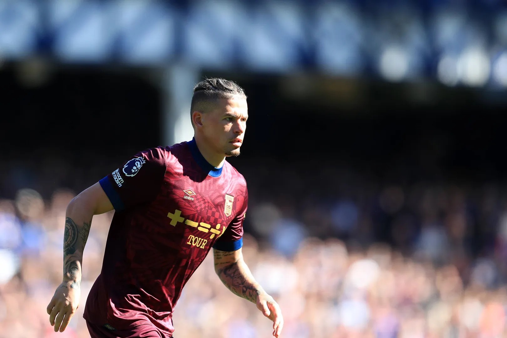 Kalvin Phillips em a&ccedil;&atilde;o pelo Ipswich
