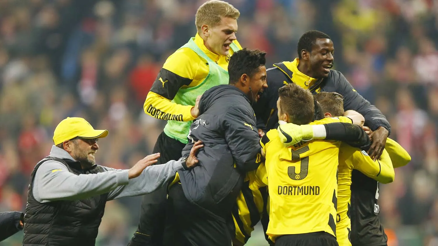 Mkhitaryan, a sorte e a m&aacute; pontaria do Bayern d&atilde;o a Klopp a chance de dizer adeus com um t&iacute;tulo