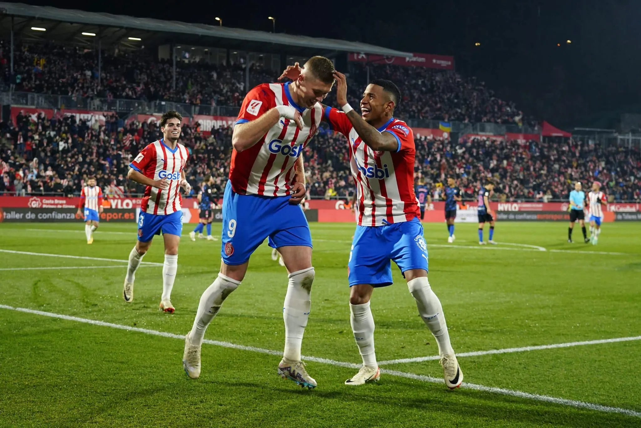 Hat-trick rel&acirc;mpago de Dovbyk em goleada sobre o Sevilla mant&eacute;m o Girona na lideran&ccedil;a de La Liga