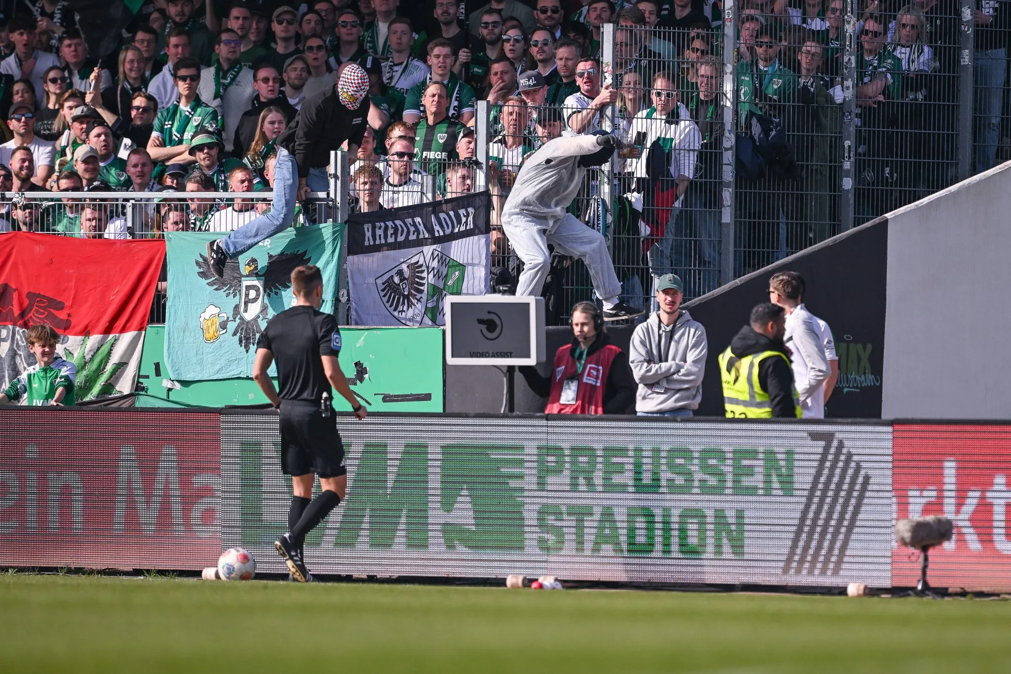 Torcedor do Preussen M&uuml;nster invade gramado para desligar sistema do VAR durante checagem de p&ecirc;nalti a favor do Hertha Berlin (Foto: Imago)