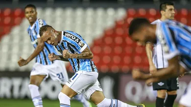 O Gr&ecirc;mio ganha confian&ccedil;a e, ao se impor contra o Libertad, segue como senhor de seu destino na Libertadores