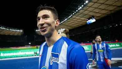 O intenso Hertha 2&times;2 Schalke foi coroado com uma assist&ecirc;ncia soberba de calcanhar