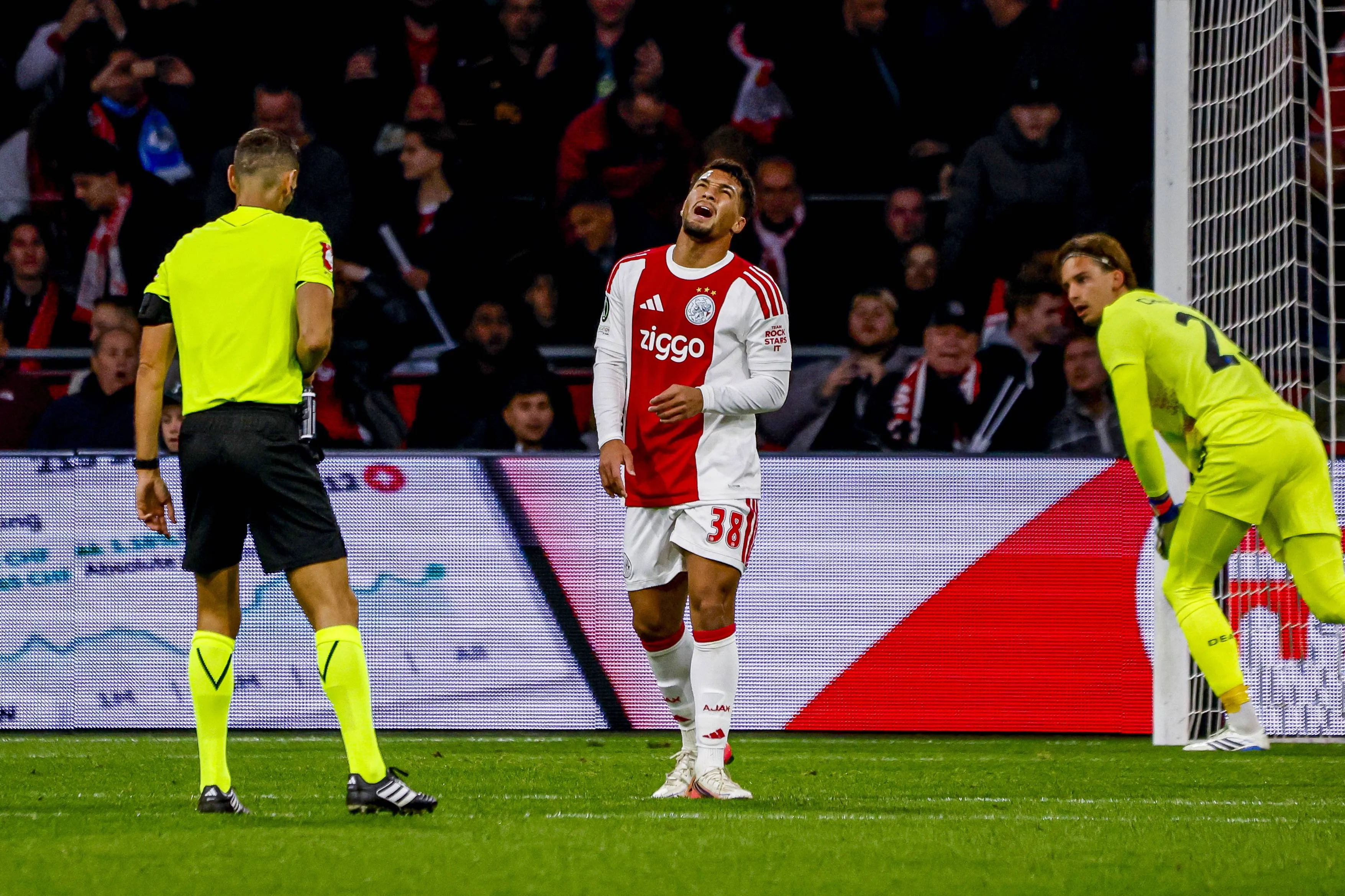 Marcos Leonardo lamenta gol perdido pelo Ajax