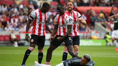 Brentford d&aacute; aula defensiva no Aston Villa e &lsquo;vence como time pequeno&rsquo; odiando a bola