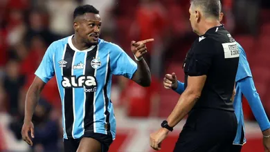 &Eacute;pico! Gr&ecirc;mio supera erros de arbitragem e afunda Internacional no melhor jogo da rodada