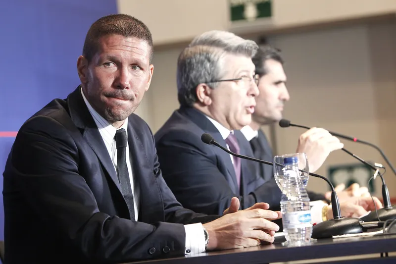 Diego Simeone (esq.), t&eacute;cnico do Atl&eacute;tico de Madrid, e Enrique Cerezo (dir.), presidente do clube colchonero. Foto: Imago