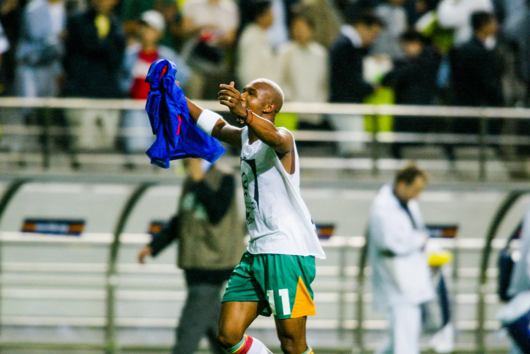 El Hadji Diouf comemora hist&oacute;rica vit&oacute;ria de Senegal sobre a Fran&ccedil;a na Copa do Mundo 2002
