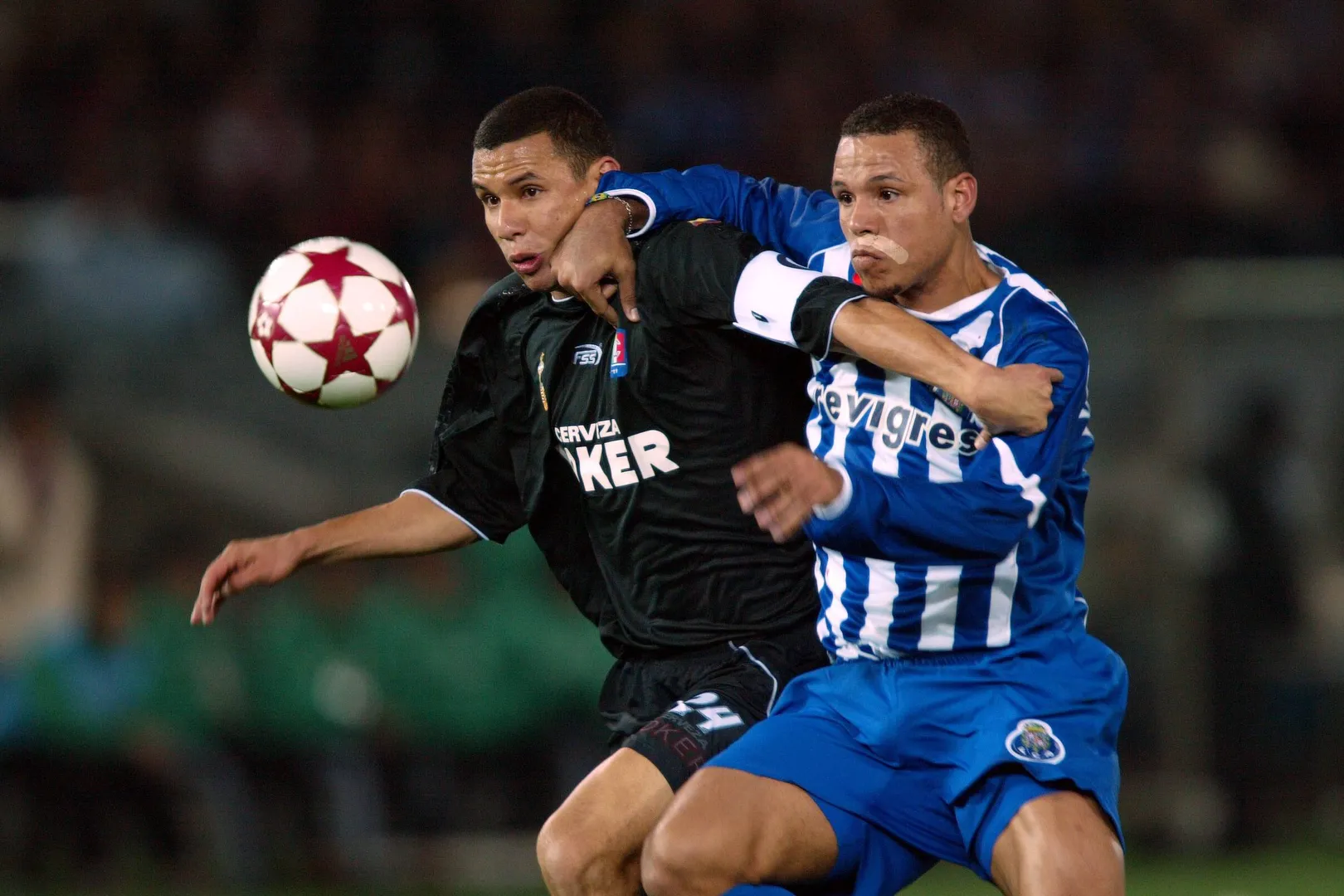 Vanegas, capit&atilde;o do Once Caldas, disputa bola com Luis Fabiano, do Porto (Foto: Imago)