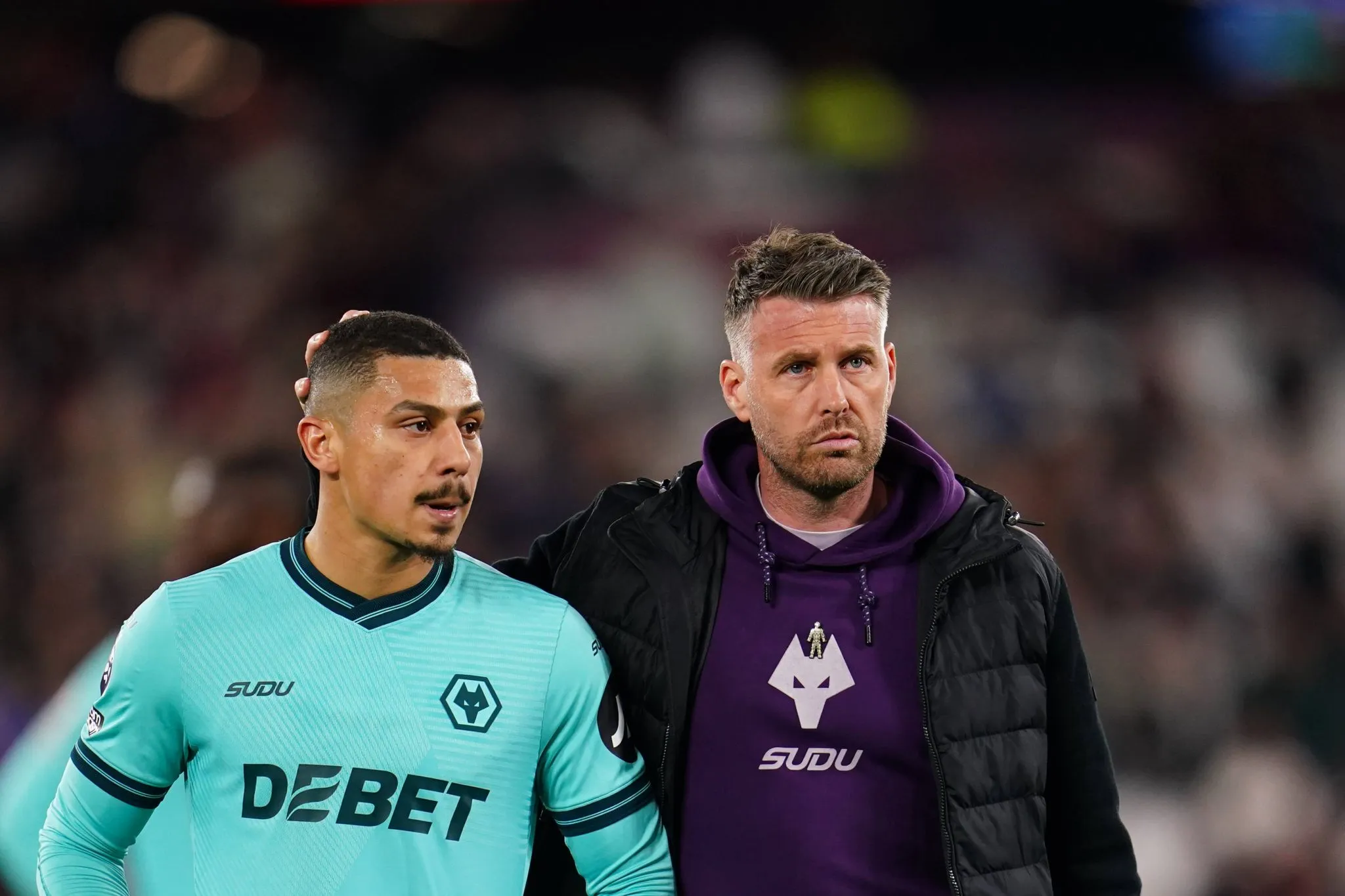 Gol de bicicleta e &lsquo;apag&atilde;o&rsquo;: Wolves de Andr&eacute; e Jo&atilde;o Gomes sofrem derrota que pode cravar rebaixamento