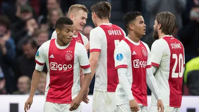 David Neres e Justin Kluivert continuam brilhando pelo Ajax e marcaram gola&ccedil;os contra o AZ