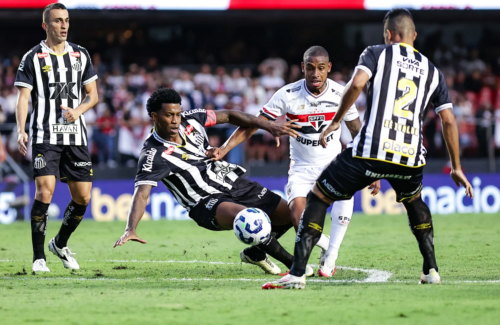 Andr&eacute; Silva, em a&ccedil;&atilde;o pelo S&atilde;o Paulo contra o Santos