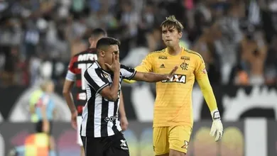O Botafogo ganha motivos para sorrir &ndash; e abate quase definitivamente o Flamengo