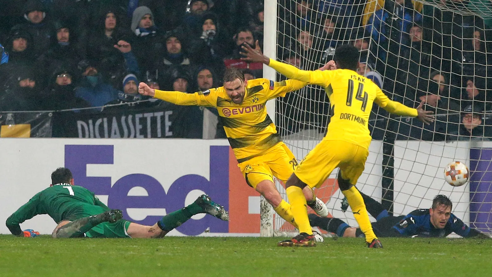 A Atalanta merece aplausos, mas &eacute; o Dortmund que avan&ccedil;a heroicamente na Liga Europa