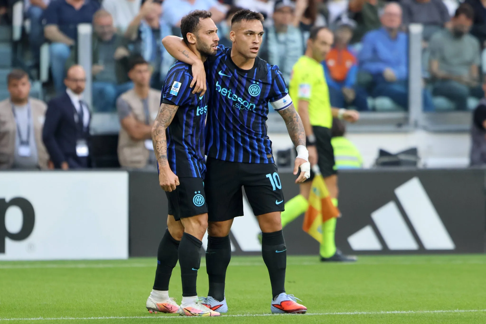 &Ccedil;alhanoglu e Lautaro Mart&iacute;nez j&aacute; se desentenderam na Inter (Foto: Imago/Buzzi)
