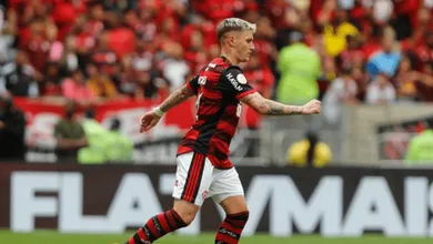Varela conta com apoio em duas frentes para se consolidar como titular do Flamengo
