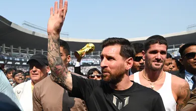 De est&aacute;tua gigante a deten&ccedil;&atilde;o de organizador: A aventura inusitada de Messi na &Iacute;ndia