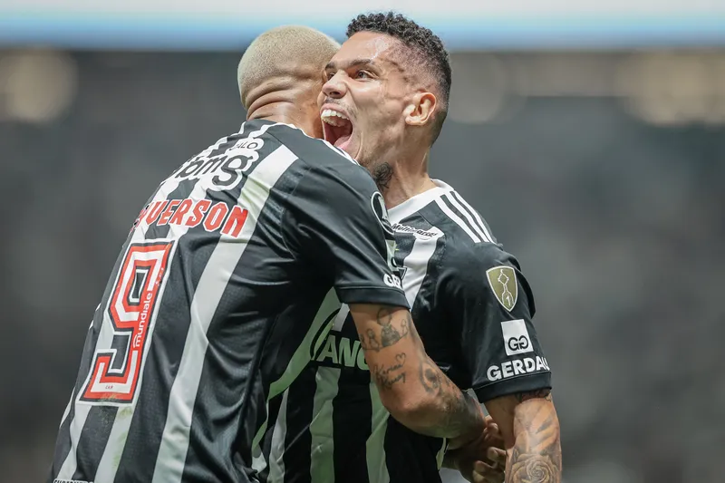Paulinho celebra gol contra o River com Deyverson