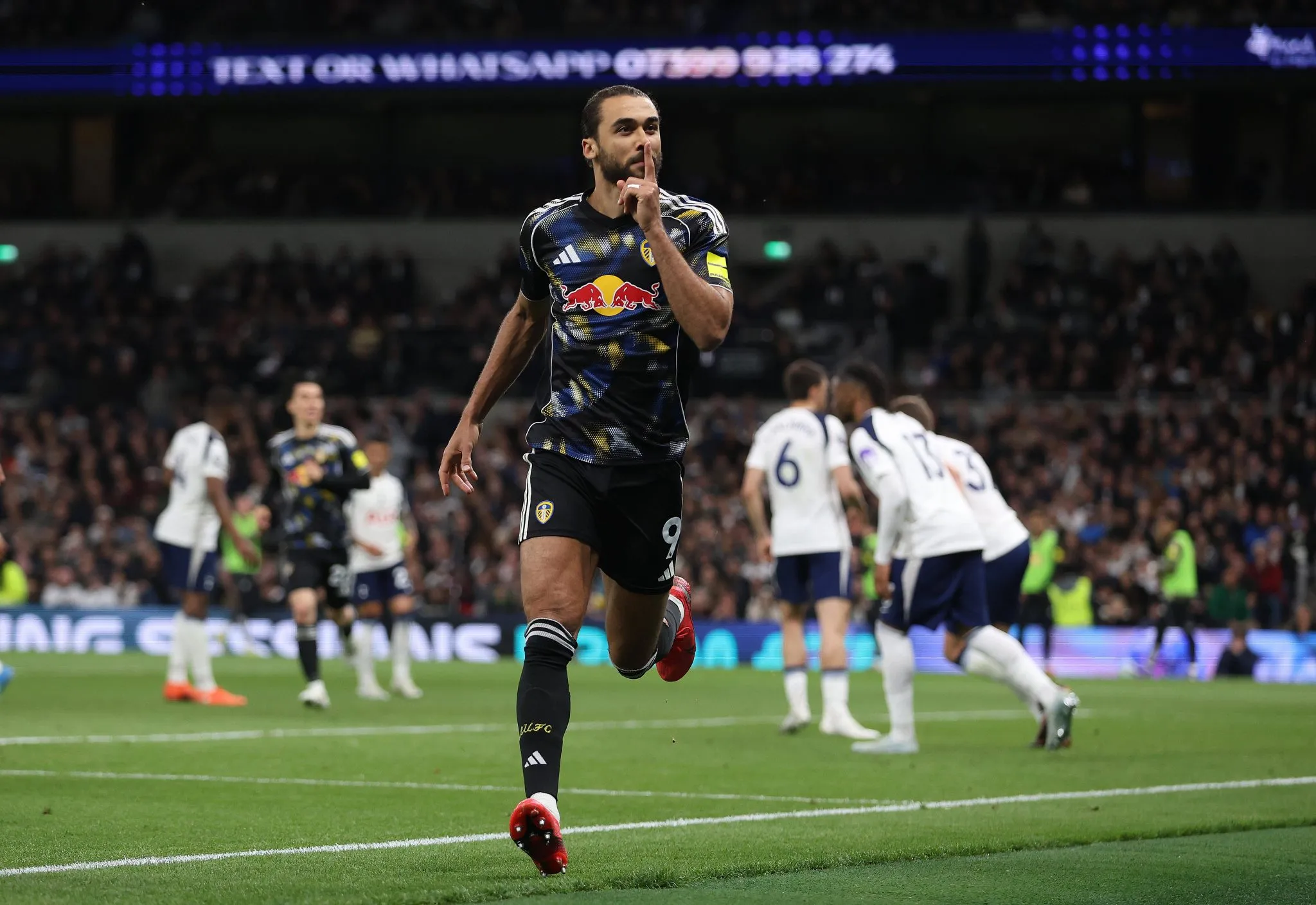 Calvert-Lewin comemora gol marcado pelo Leeds 