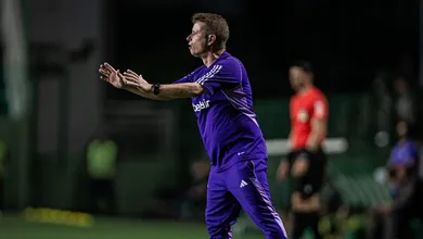 Aliviado, Seabra celebra perman&ecirc;ncia do Cruzeiro e revela bastidores da luta contra o Z4