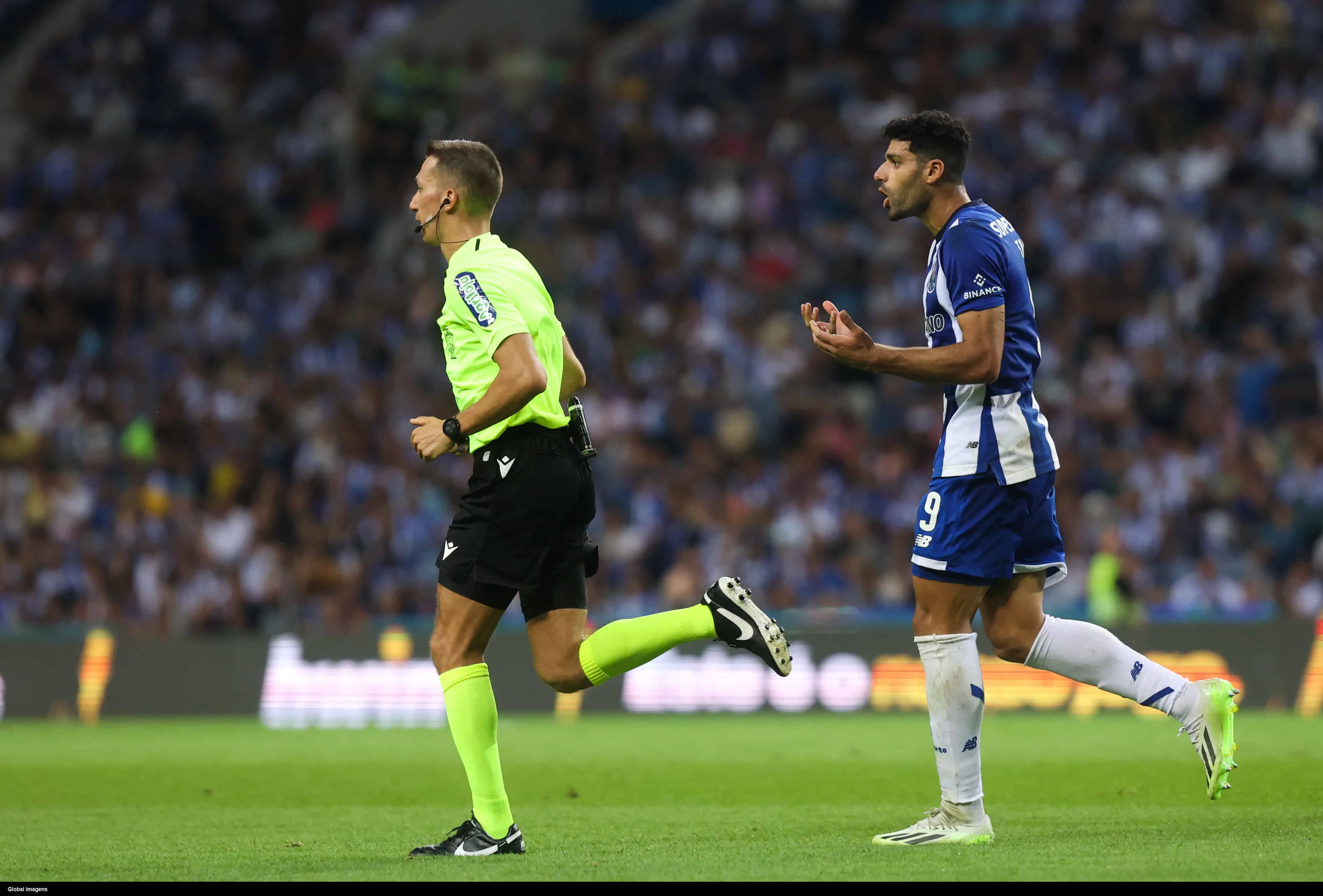 O Porto empatou aos 18 minutos dos acr&eacute;scimos de um jogo de final louco com o Arouca
