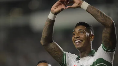 T&eacute;cnico do Coritiba imp&otilde;e condi&ccedil;&atilde;o para punido por apostas retornar aos gramados