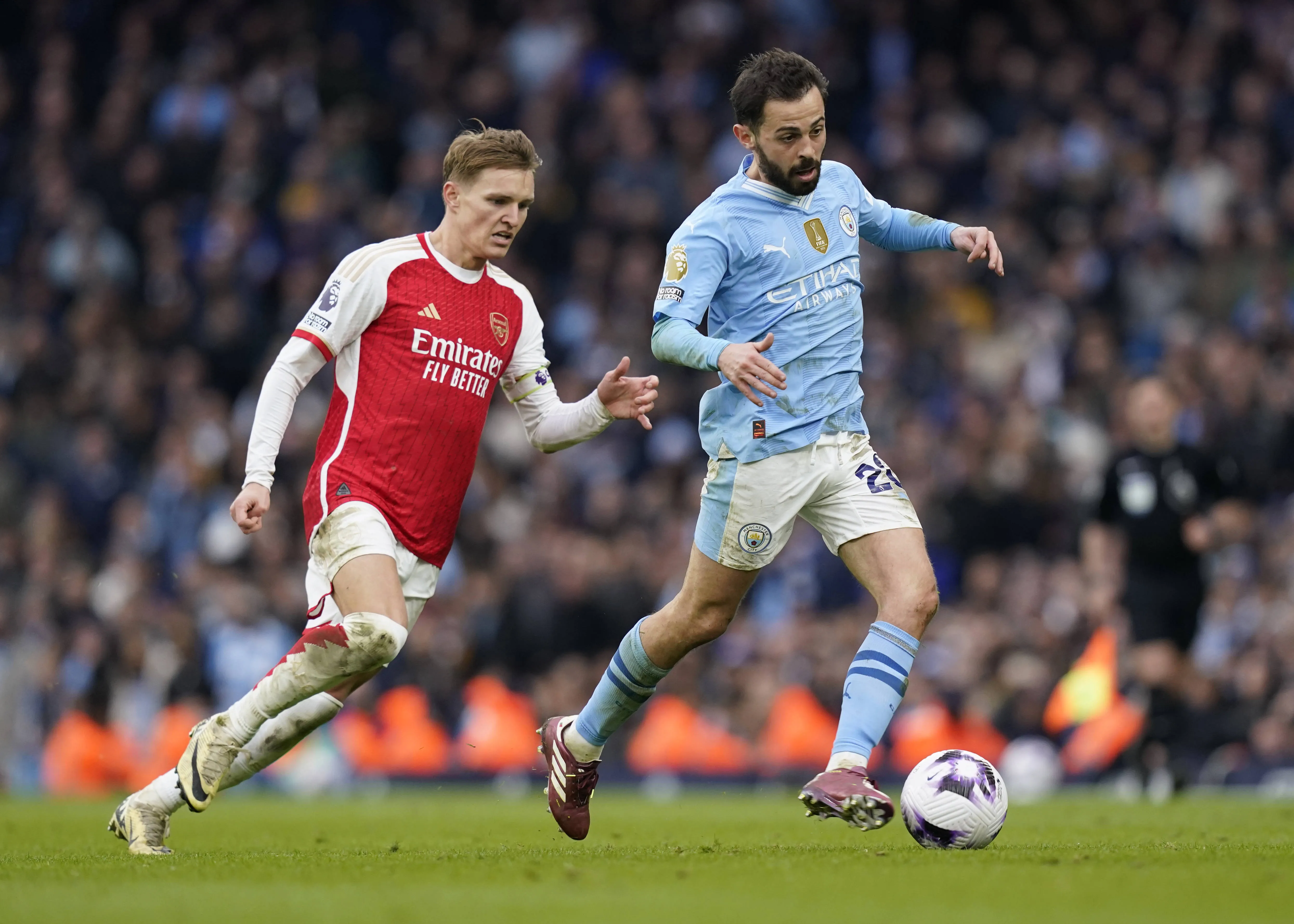 Martin Odegaard e Bernardo Silva durante Arsenal x Manchester City na Premier League (Foto: IMAGO / Sportimage)