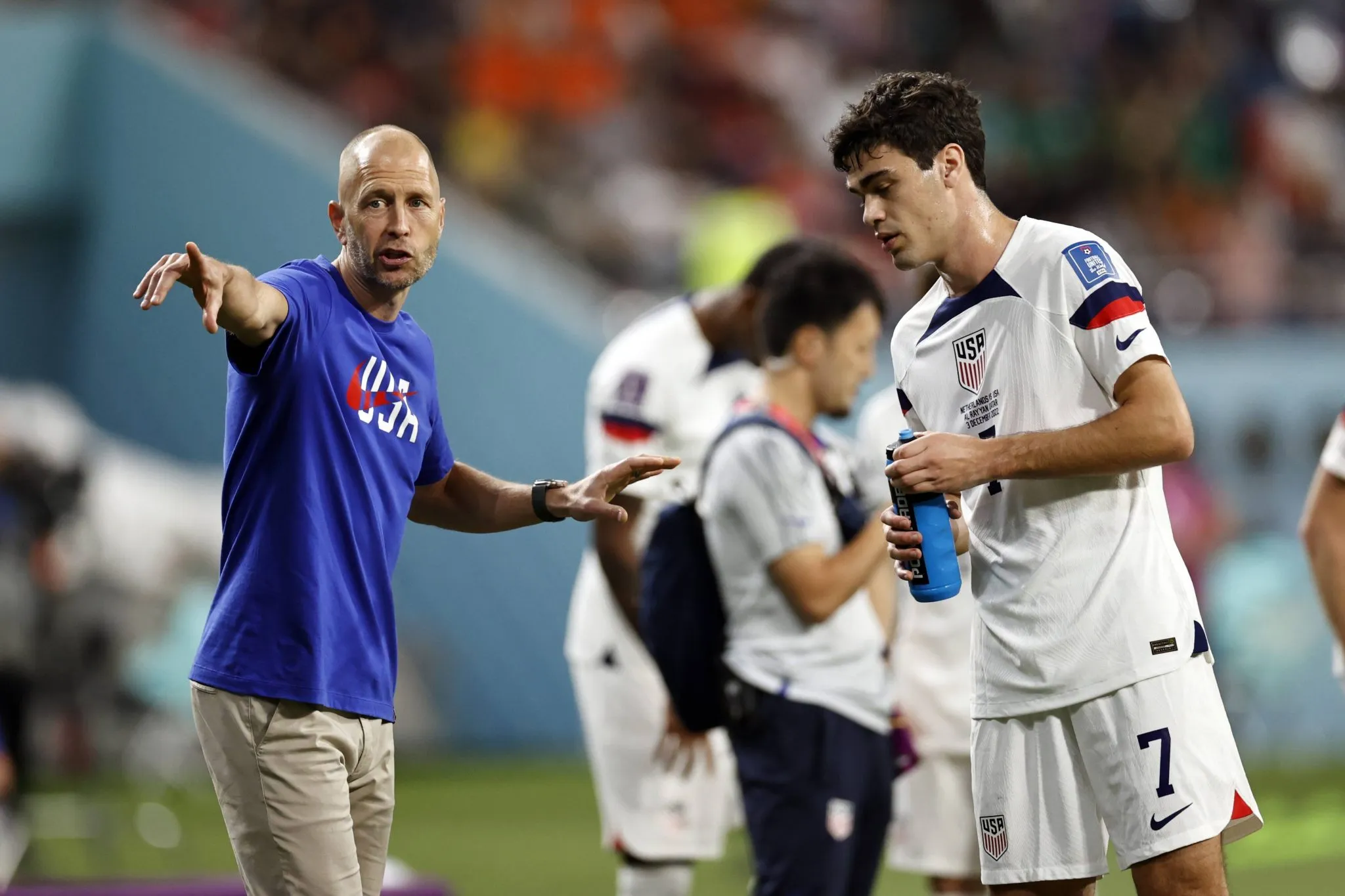 Gregg Berhalter d&aacute; instru&ccedil;&atilde;o a Gio Reyna durante a Copa de 2022 (Foto: IMAGO / ANP)