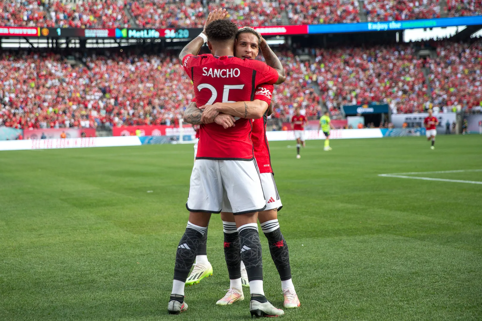 Antony e Sancho comemorando gol do Manchester United