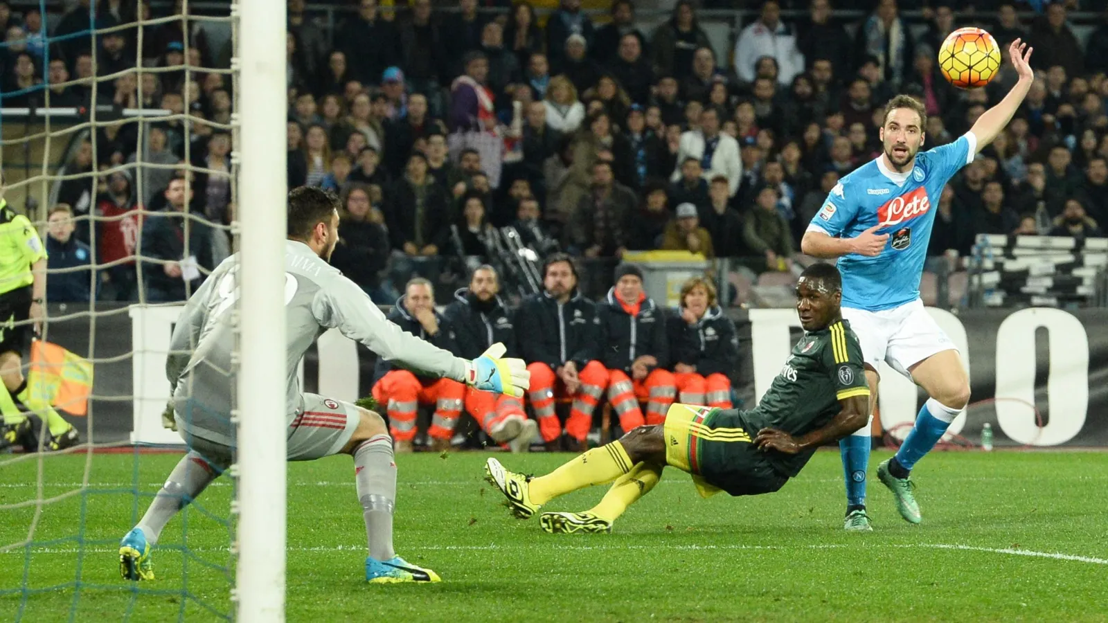 Napoli criou &lsquo;clima de Libertadores&rsquo; contra o Milan, mas perdeu chance de voltar &agrave; lideran&ccedil;a