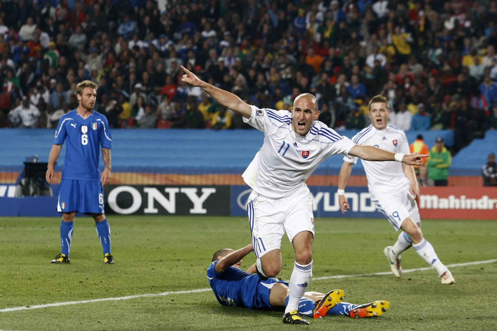 johannesburg 24 06 2010 slowakije italie robert vittek viert zijn 2 0 doelpunt slowakije itali