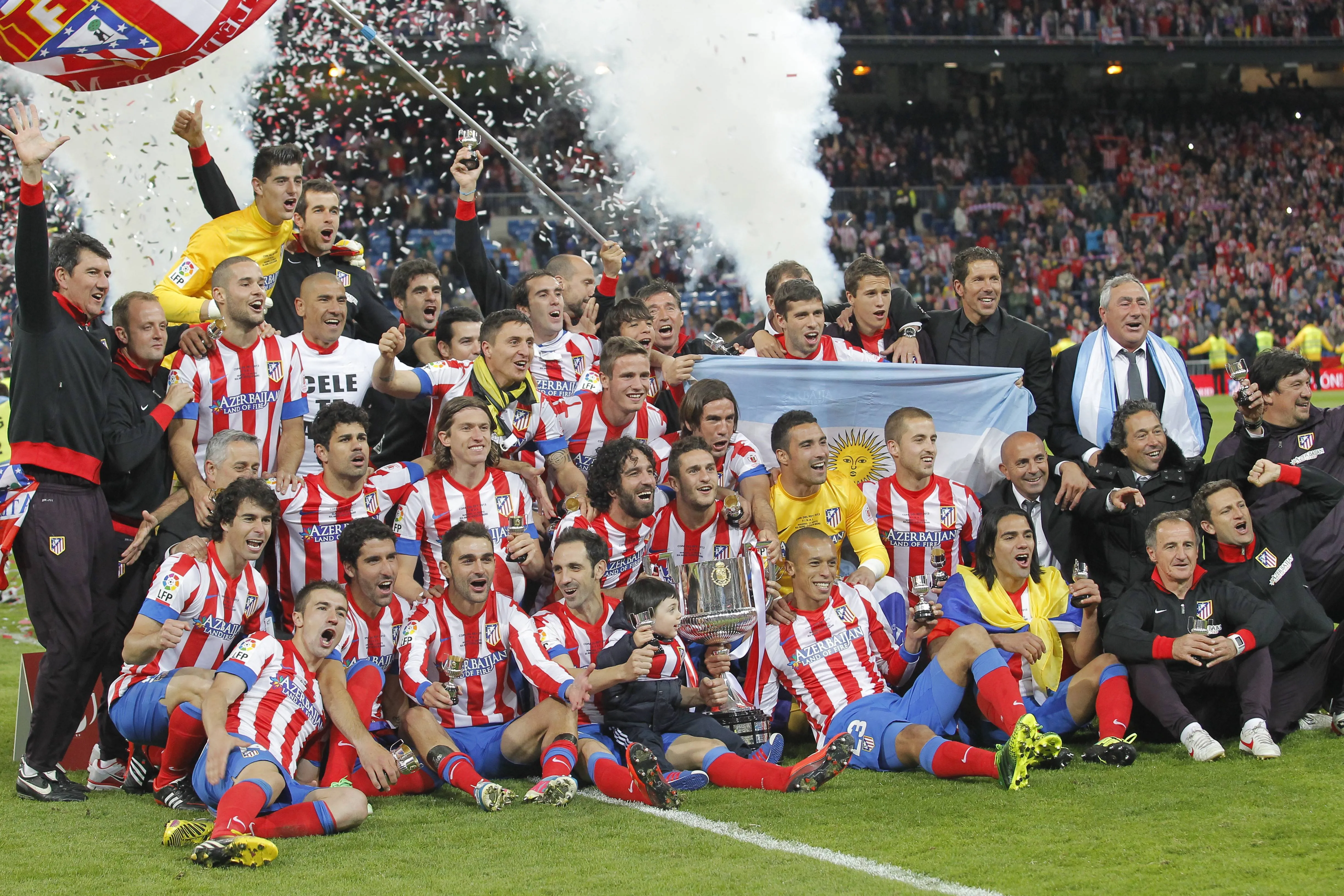 Atl&eacute;tico de Madrid comemora a conquista da Copa do Rei sobre o Real Madrid, em 2013 (Foto: IMAGO / Cordon Press/Miguelez Sports)