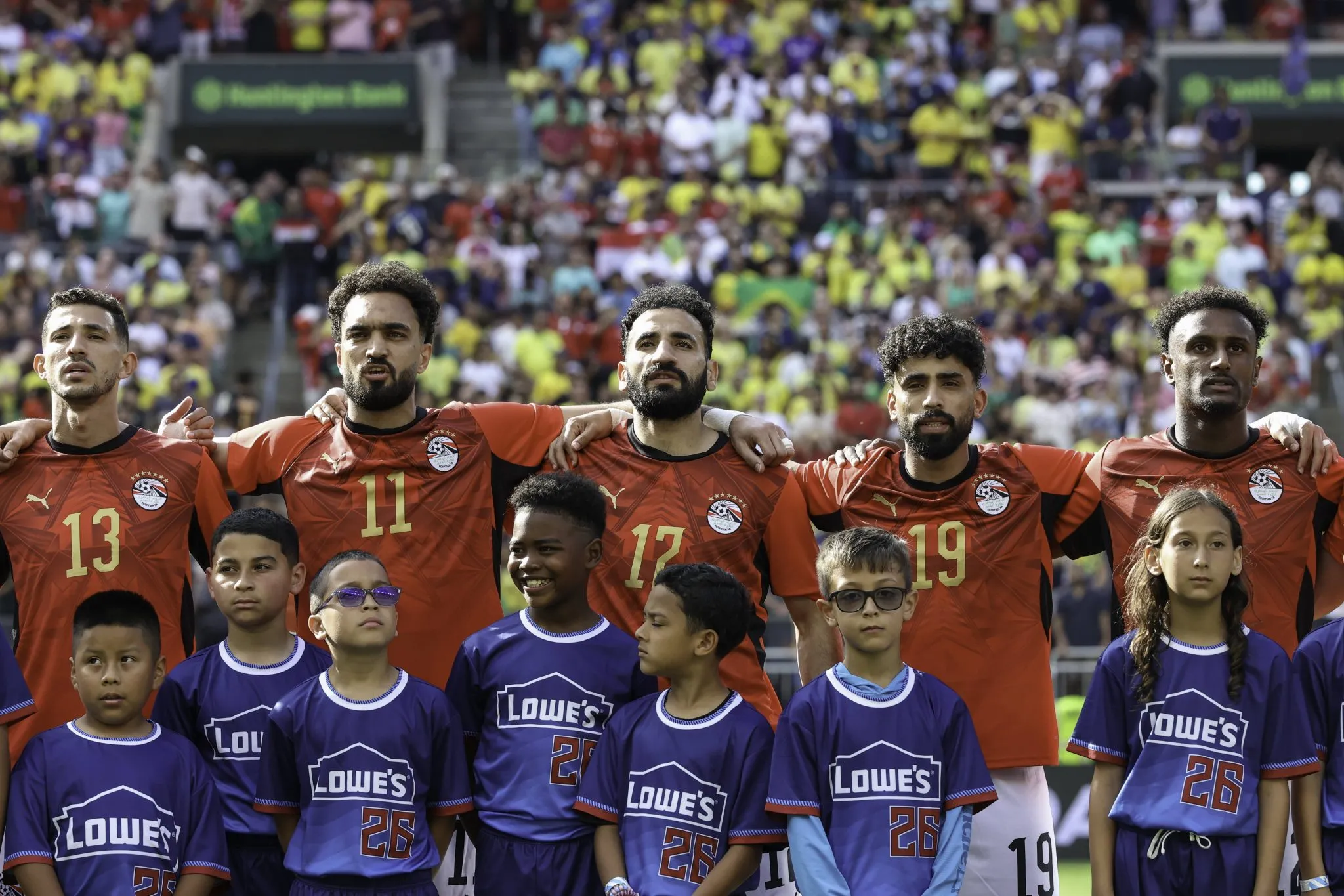 Jogadores eg&iacute;pcios durante execu&ccedil;&atilde;o do hino nacional