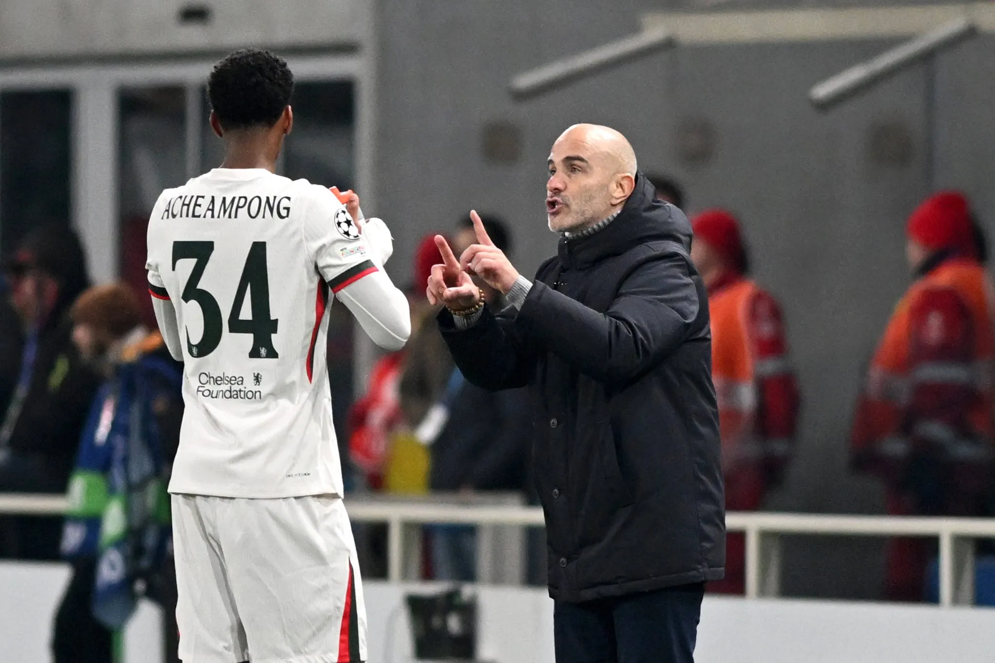 Acheampong recebe instru&ccedil;&otilde;es de Maresca durante jogo do Chelsea