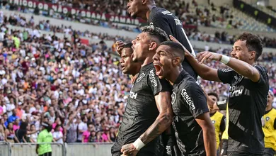 Botafogo supera Fluminense, espanta crise e mostra que est&aacute; viv&iacute;ssimo na briga pelo t&iacute;tulo brasileiro