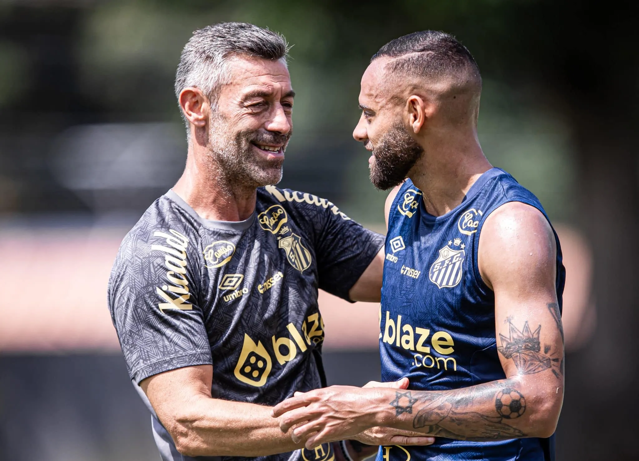 Caixinha e Guilherme abra&ccedil;ados no CT