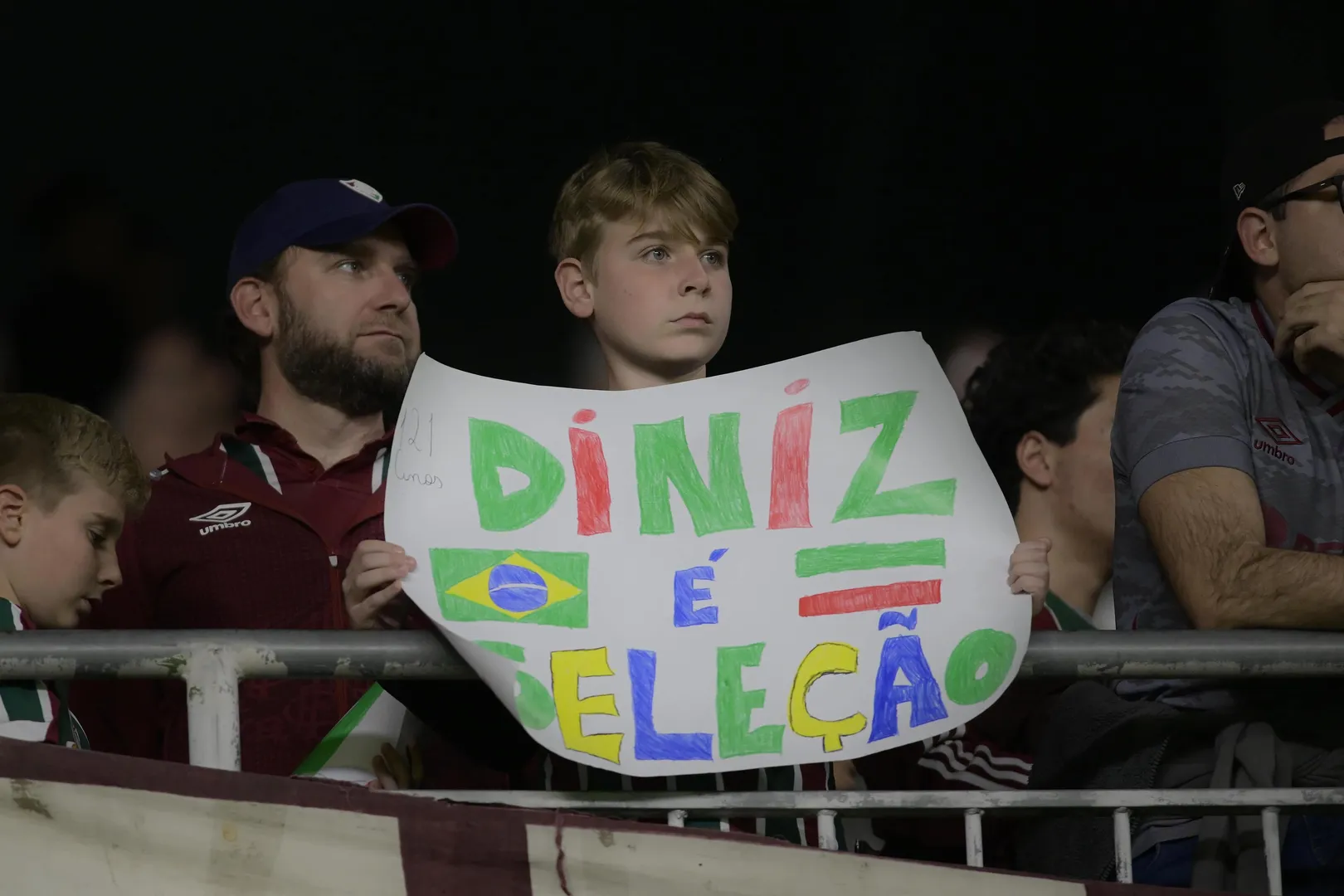 Menino leva cartaz para Fernando Diniz, t&eacute;cnico do Fluminense e da sele&ccedil;&atilde;o brasileira, no Couto Pereira, em Curitiba - Photo by Icon sport