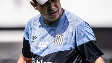 Para a surpresa de ningu&eacute;m, V-Varen Nagasaki vai &agrave; Fifa contra o Santos por conta de Carille
