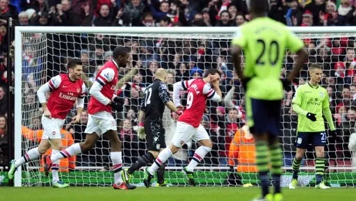 Santo: Cazorla salva Arsenal em vit&oacute;ria sobre Aston Villa