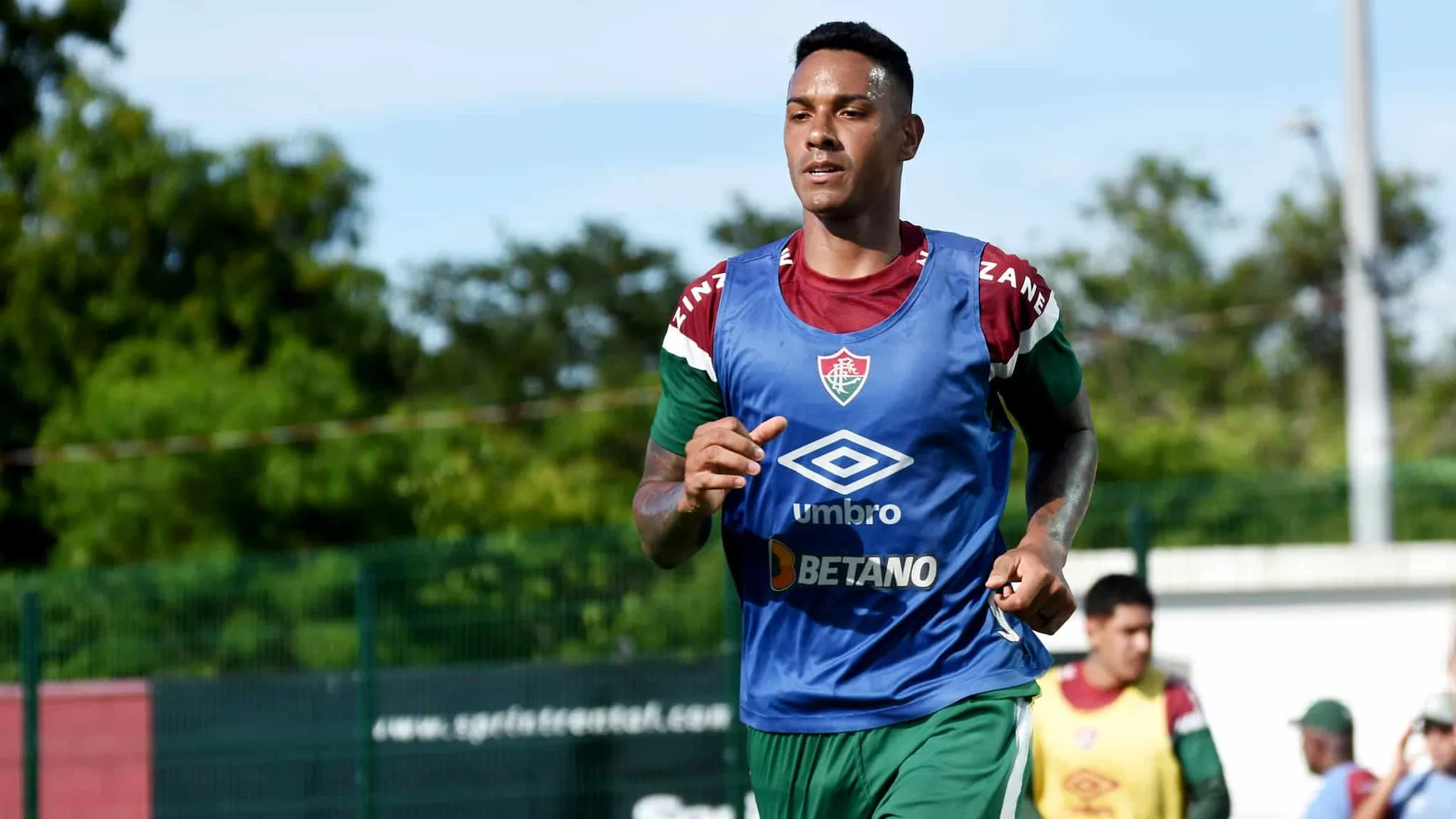 Ant&ocirc;nio Carlos j&aacute; foi apresentado pelo Fluminense e treina com o grupo - Foto: MAILSON SANTANA/FLUMINENSE FC