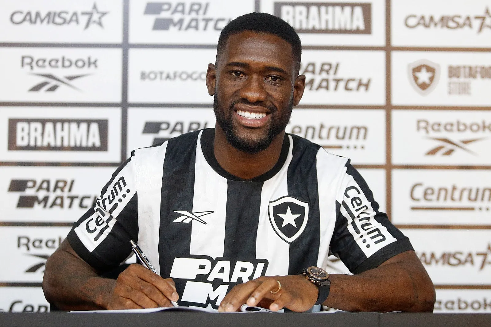 Com zagueiro angolano Bastos, Botafogo encerra contrata&ccedil;&otilde;es em 2023