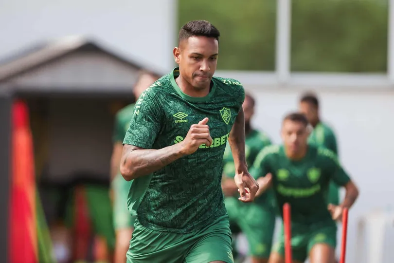 Ant&ocirc;nio Carlos corre por fora para jogar ao lado de Thiago Silva - Foto: LUCAS MER&Ccedil;ON / FLUMINENSE F.C.