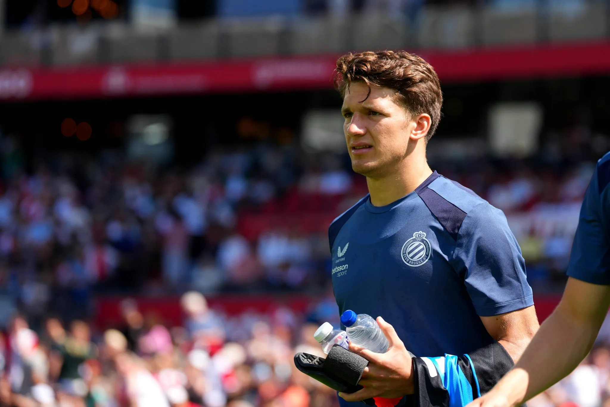 Christos Tzolis em aquecimento pelo Club Brugge