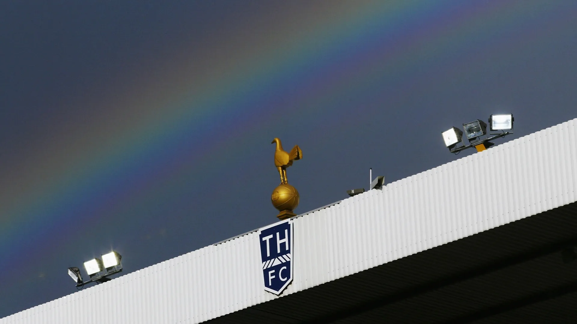 Wembley? N&atilde;o ainda. Tottenham pode continuar em White Hart Lane na pr&oacute;xima temporada