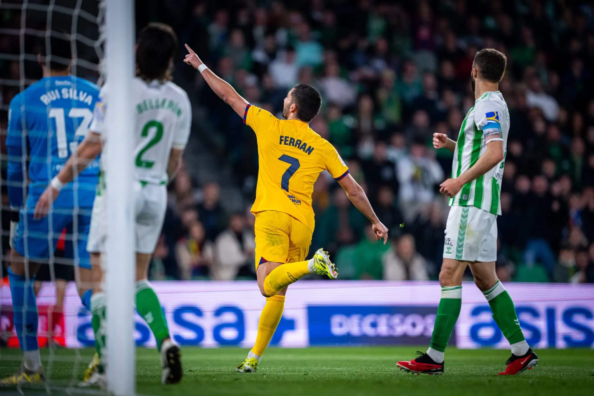 Isco at&eacute; tentou puxar uma rea&ccedil;&atilde;o do Betis, mas Ferran Torres deu show e comandou a vit&oacute;ria do Barcelona