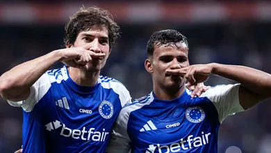 Ex-Palmeiras d&aacute; susto, mas Cruzeiro emplaca nova virada e agarra chance de ouro no Brasileir&atilde;o