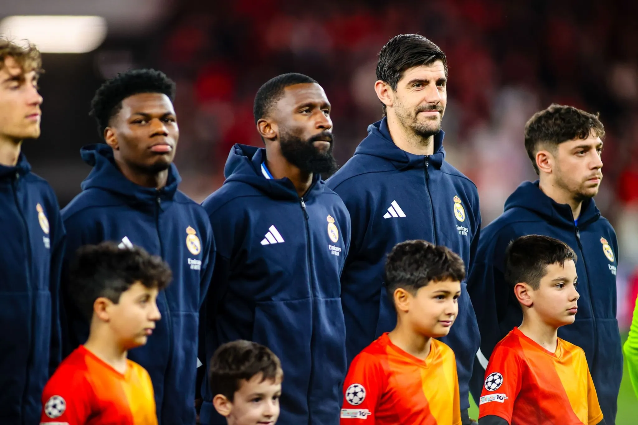 Tchouam&eacute;ni, Rudiger, Courtois e Valverde perfilados antes de jogo do Real Madrid 